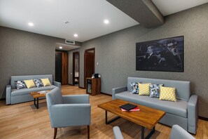 Kamar Eksekutif | Area keluarga | Smart TV 43-inci dengan saluran TV kabel dan TV