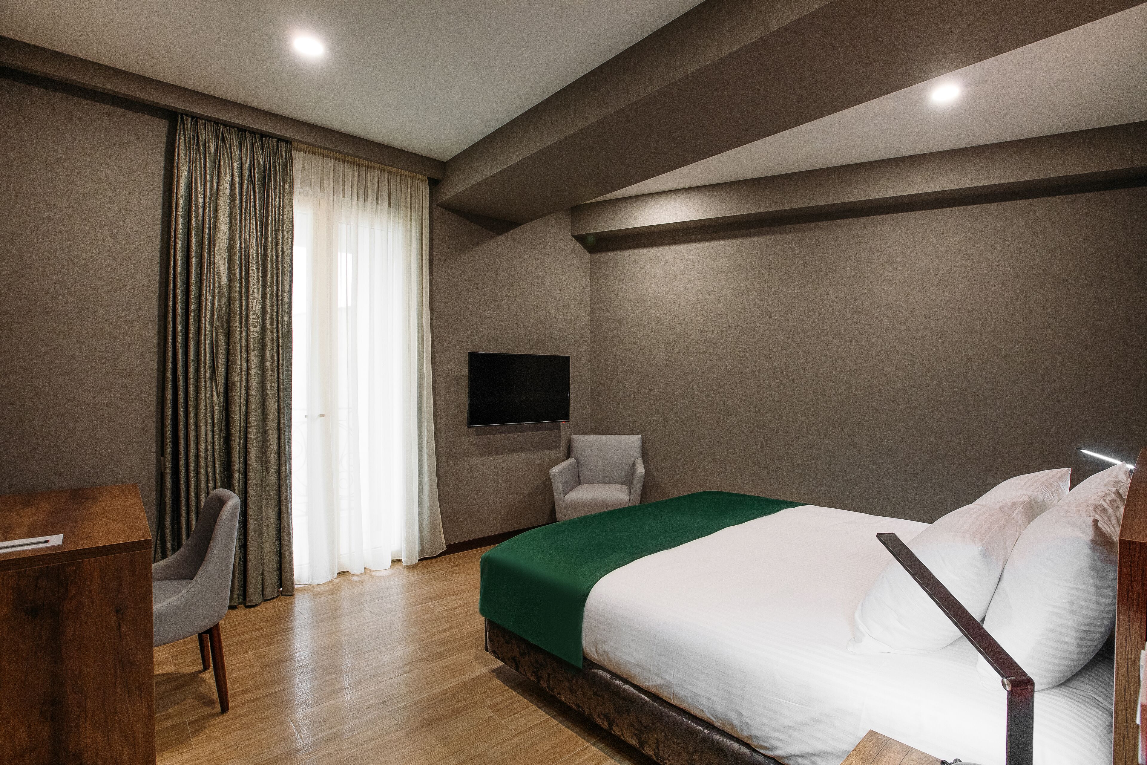 deluxe room | premium bedding, pillow-top beds, minibar, in-room safe