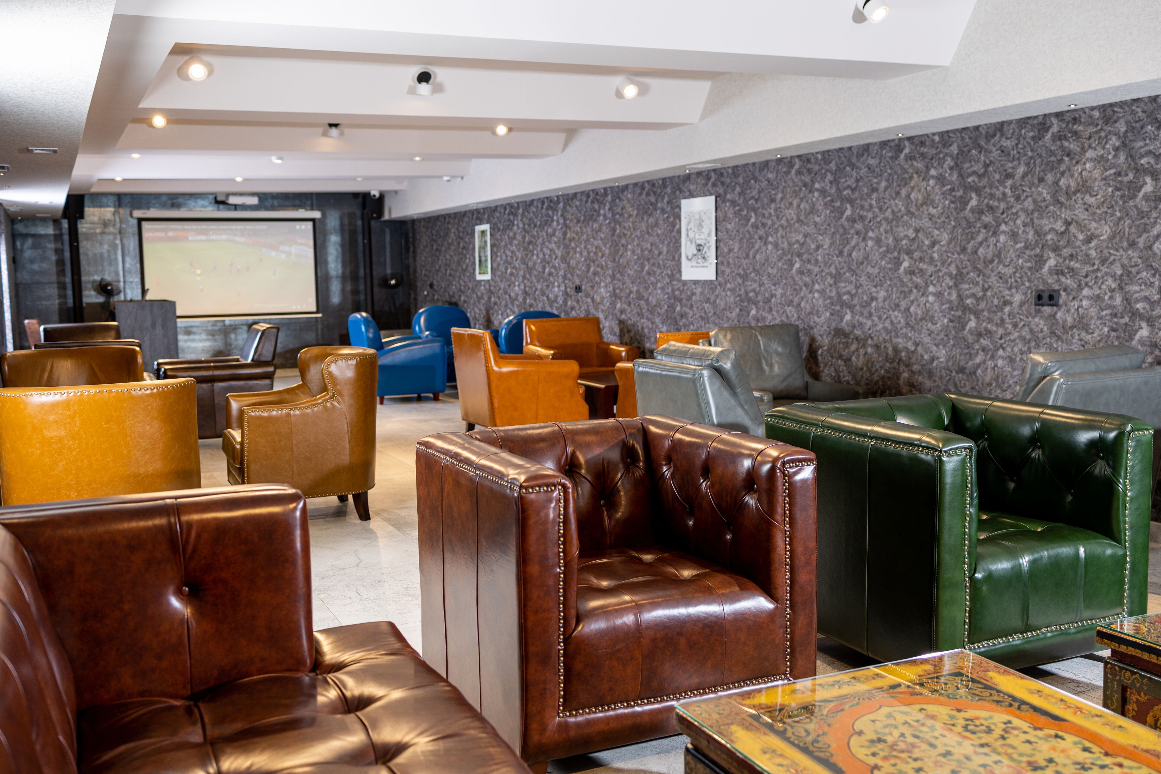 serves breakfast, lunch and dinner