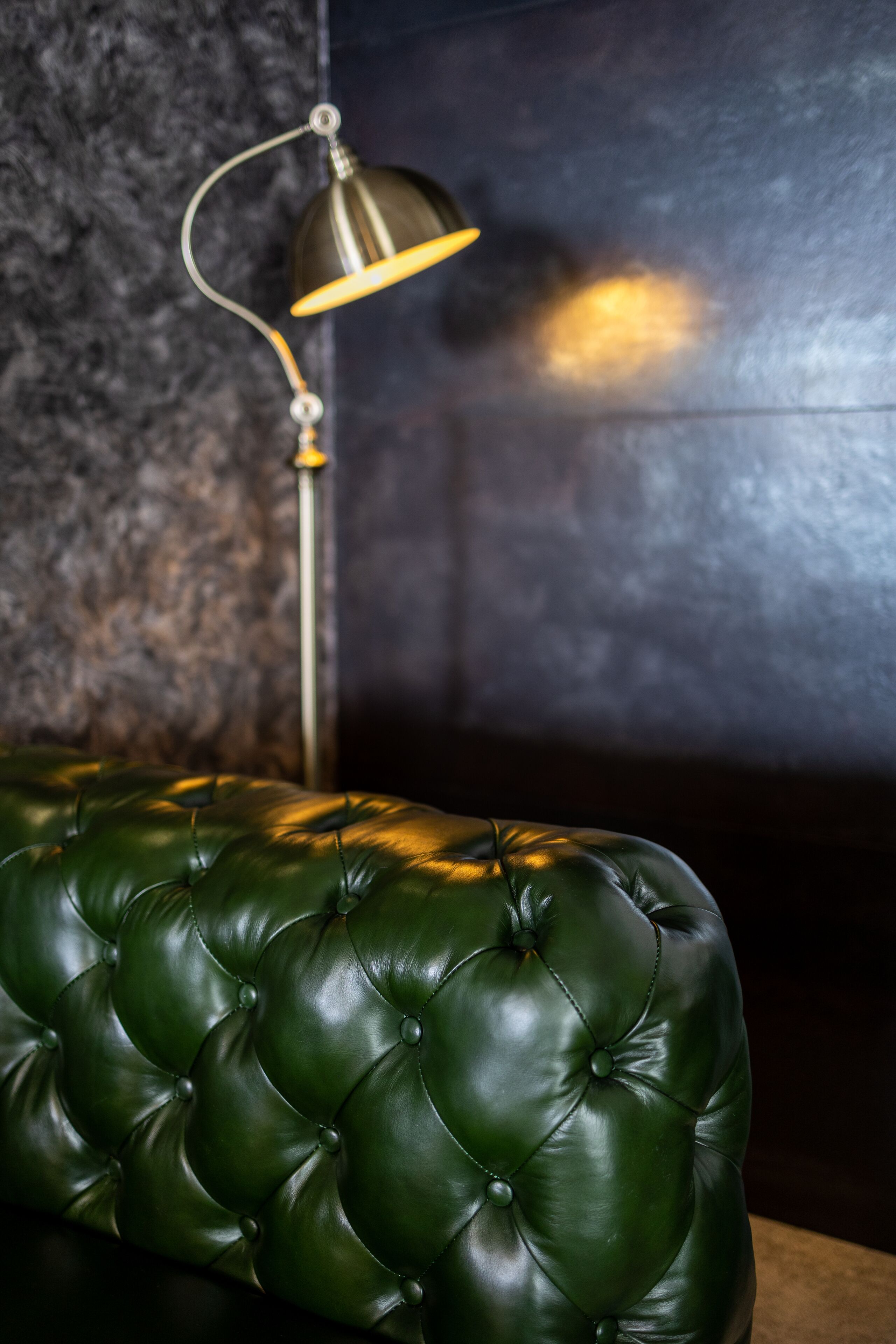 serves breakfast, lunch and dinner