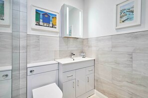 Een bad, een haardroger, zeep, shampoo