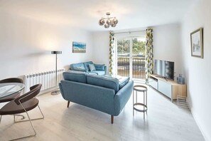 Flat-screen TV, Netflix, streaming services, offices