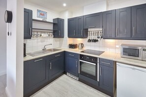 Kjøleskap, mikrobølgeovn, ovn og kokeplater