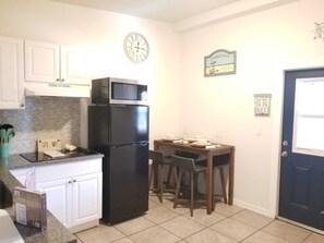 Refrigerador, microondas, placa de cocina, cafetera/tetera