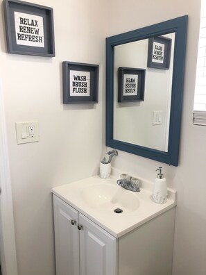 Kombinert dusj/badekar, hårføner, håndklær og såpe