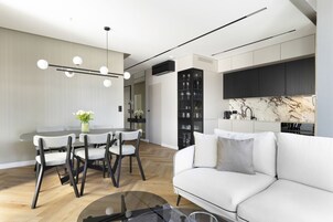 Cortinas blackout, tabla de planchar con plancha y wifi gratis 