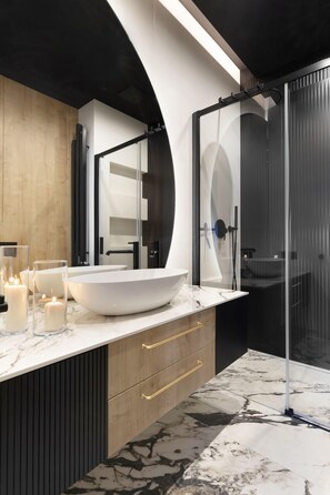 Premium-Apartment | Badezimmer | Handtücher
