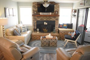 Smart TV, chimenea, reproductor de DVD y libros 