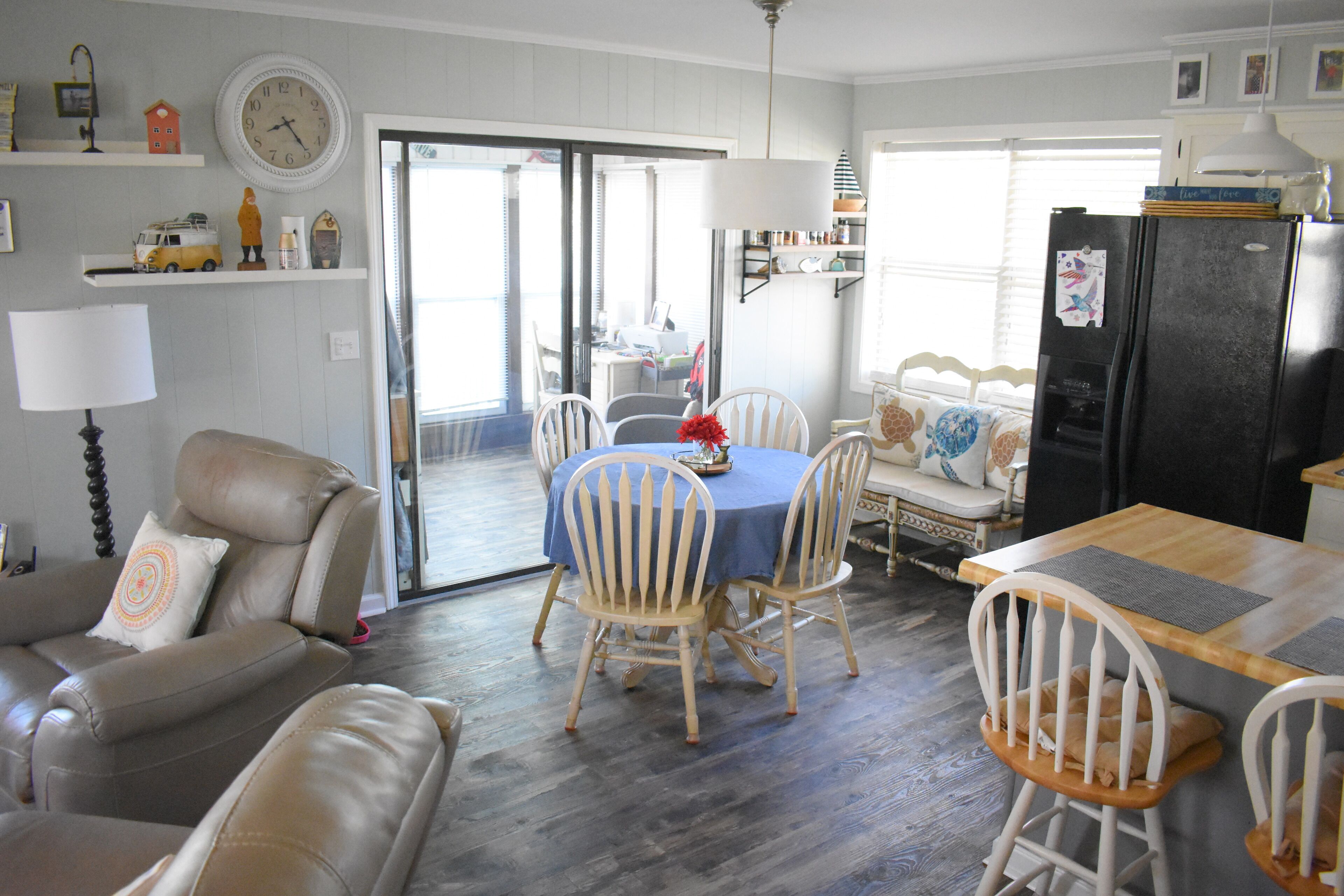 TV connectée, cheminée, lecteur de DVD, livres