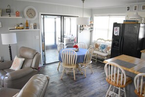 Smart-TV, Kamin, DVD-Player, Bücher