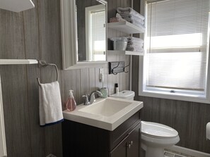 Ensemble douche/baignoire, sĂšche-cheveux, serviettes fournies, savon