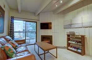 Condo, 2 quartos | Área de estar