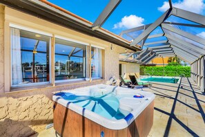 Outdoor spa tub - ISLAND GETAWAY SOUTH FACING LARGE HOME WITH DOCK, KAYAK, BIKES & WIDE WATER VIEW (Marco Island)