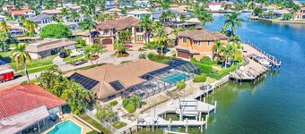 ISLAND GETAWAY SOUTH FACING LARGE HOME WITH DOCK, KAYAK, BIKES & WIDE WATER VIEW