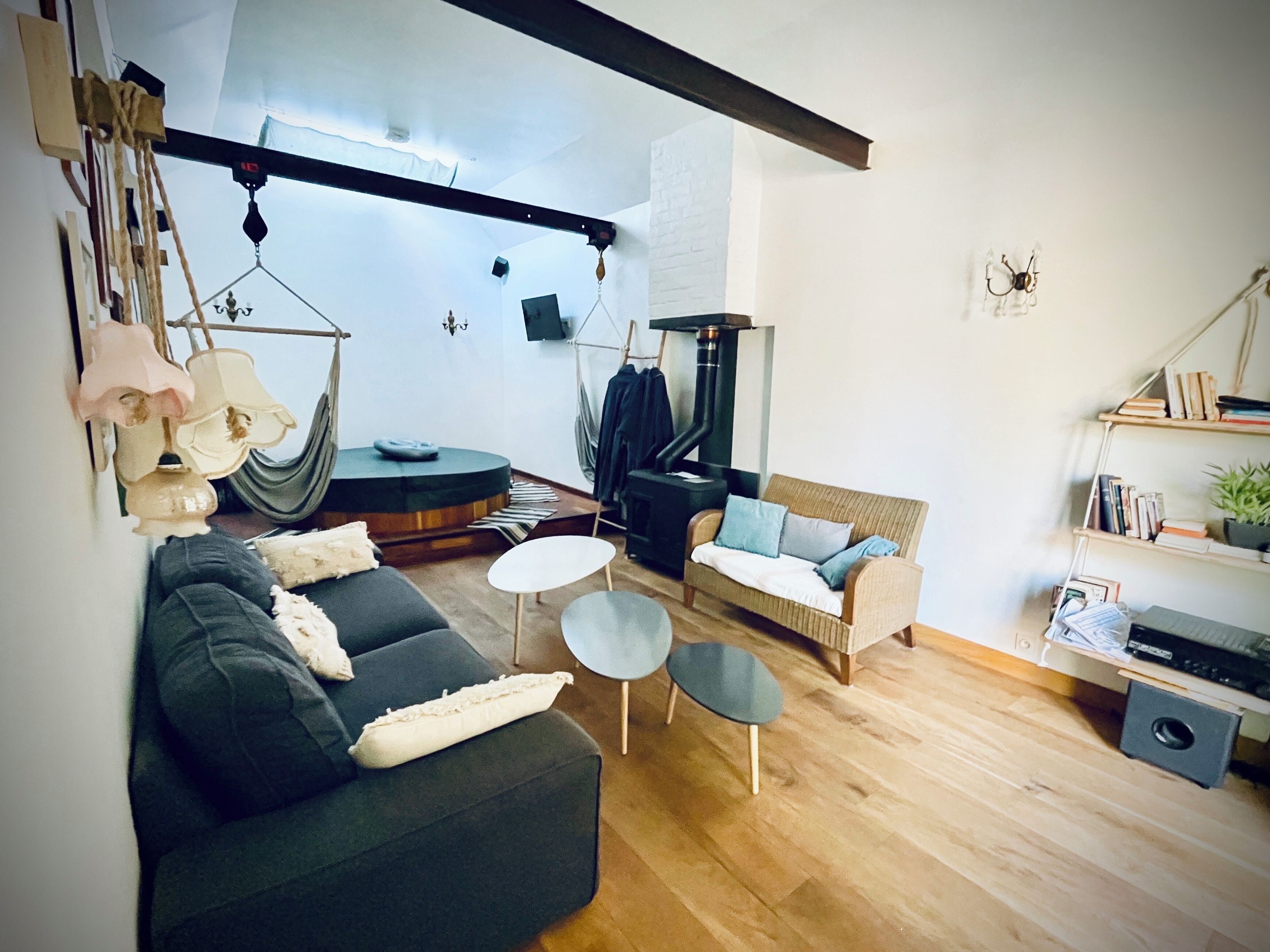 TV connectée, livres, chaîne hi-fi