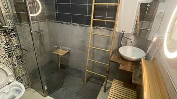 Een douche, een haardroger, handdoeken, toiletpapier