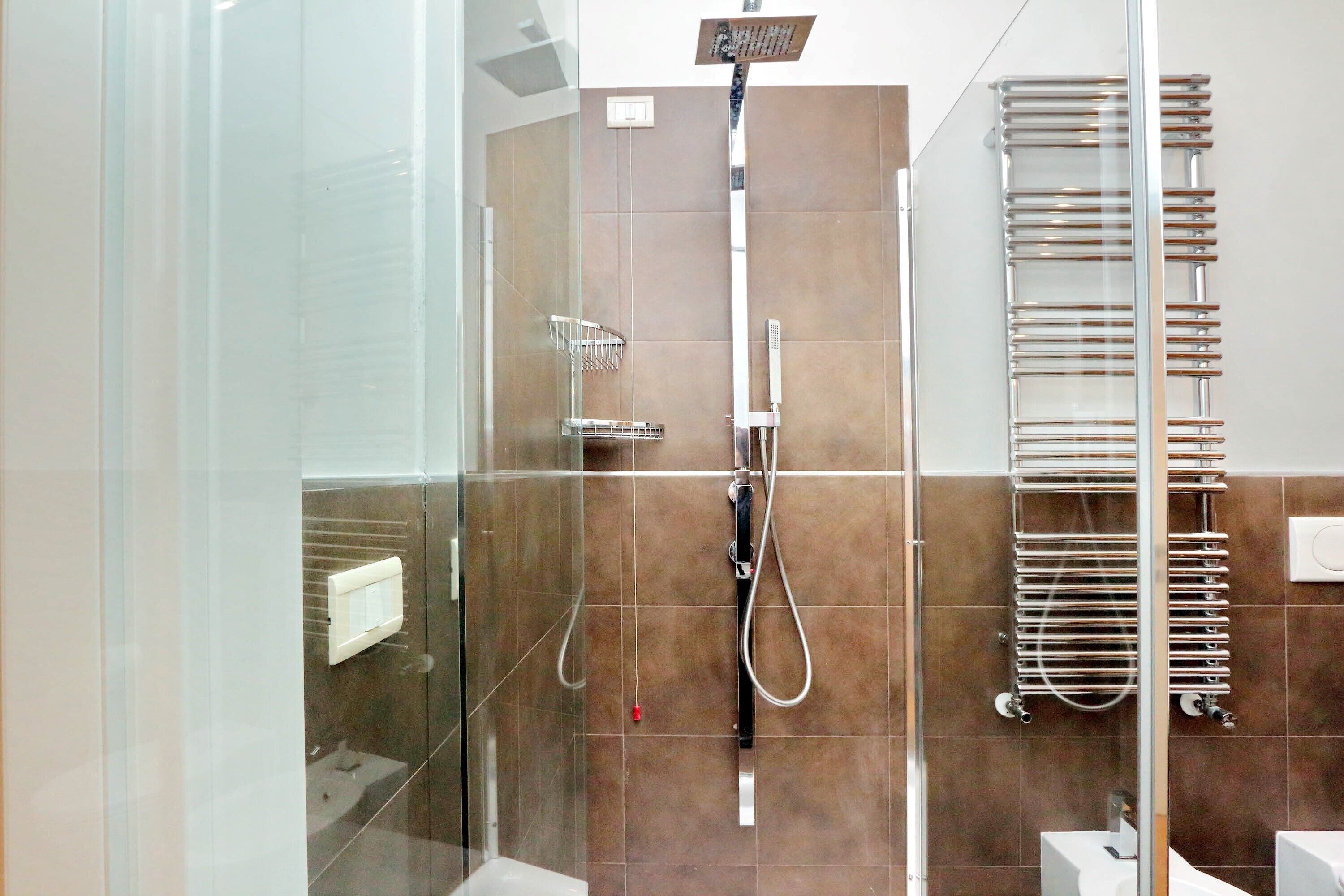 Doccia, asciugacapelli, bidet, asciugamani
