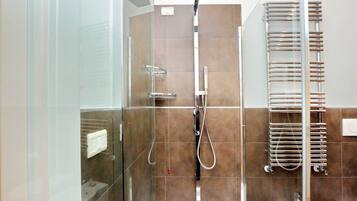 Doccia, asciugacapelli, bidet, asciugamani