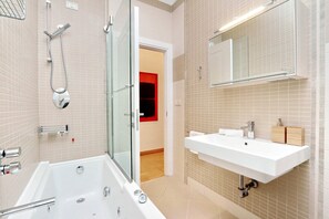 Shower, hair dryer, bidet, towels - Elegant apartment with 3 bedrooms 3 bathrooms Piazza del Popolo (Roma)