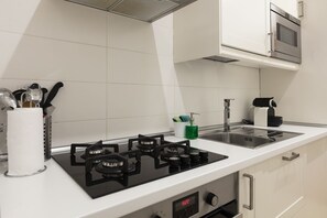 Kjøleskap, mikrobølgeovn, ovn og kokeplater