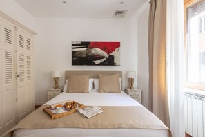 1 chambre, fer et planche à repasser, lit de bébé portatif