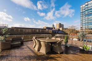 Outdoor dining - East London loft penthouse with epic roof terrace and loads of space (London)