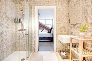 Badekar, hårtørrer, håndklæder, Shampoo