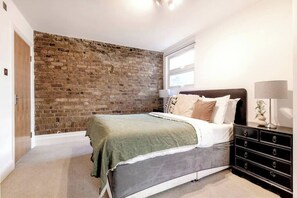 3 bedrooms, iron/ironing board, travel cot, WiFi - East London loft penthouse with epic roof terrace and loads of space (London)