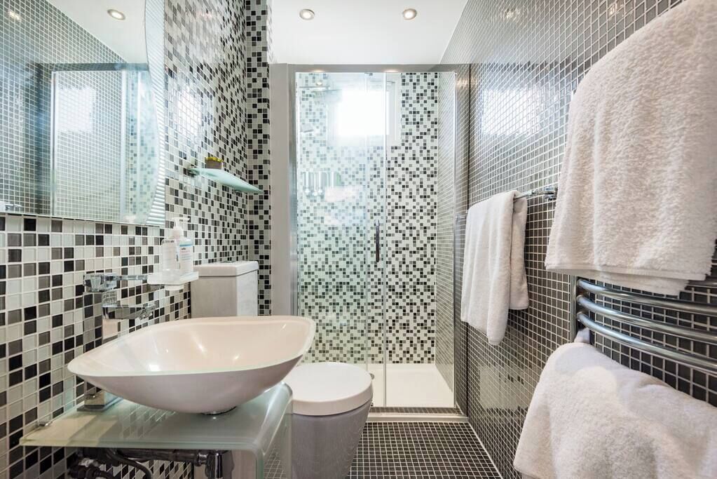 Bathtub, hair dryer, towels, shampoo