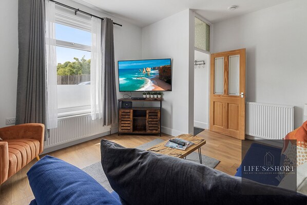 Flat-screen TV - City Gate Garden Lodge (Exeter)