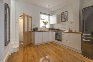 Apartament | Cuina privada | Frigorífic, forn, placa de cuina i bullidora elèctrica