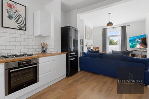 Flat-screen TV - City Gate Garden Lodge (Exeter)