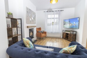 Apartment | Living area | Flat-screen TV - City Gate Garden Lodge (Exeter)