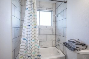 Bañera, toallas, jabón, shampoo