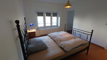 2 slaapkamers, een strijkplank/strijkijzer, reisbedje, gratis wifi