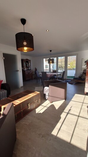 TV connectée, lecteur de DVD, livres, médiathèque