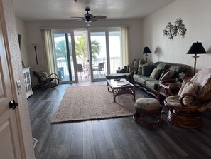 Smart-tv, een kantoor en een printer