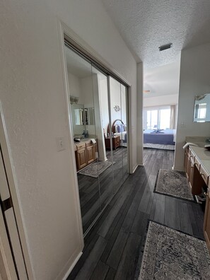 3 bedrooms, desk, iron/ironing board, free WiFi