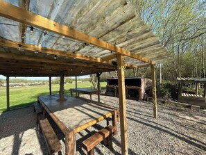 Cabin | Outdoor dining - Arcadia Safari Tent in Private 5 Acre Field (Wrexham)
