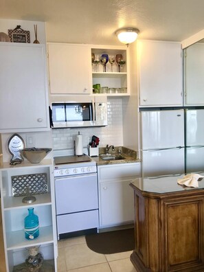 Frigorífico, microondas, horno y placa de cocina