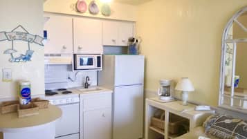 Fridge, oven, stovetop, coffee/tea maker