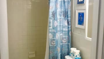 Regadera, secadora de cabello, toallas