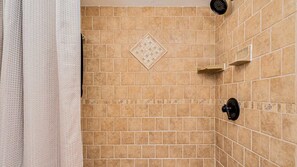 Douche, serviettes fournies, shampooing