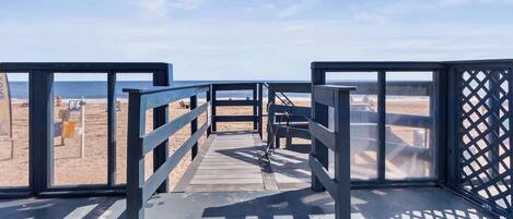 Rannalla, rantapyyhkeitä