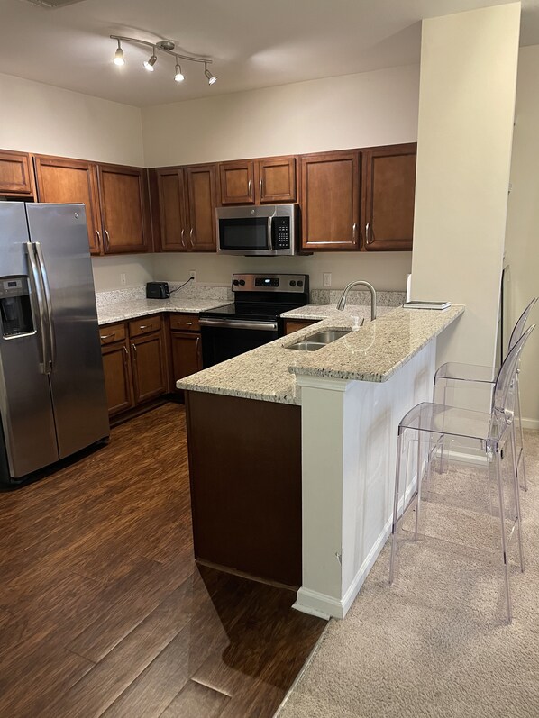 Kitchen islands - THE CLEAR VIEW SUITE (Atlanta)