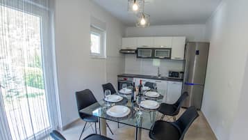 Classic Villa, Private Pool, River View | Dining room
