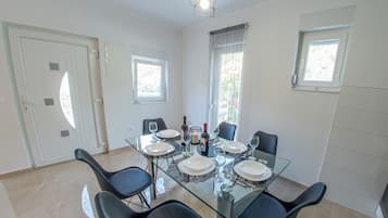 Villa Classique, piscine privée, vue fleuve | Salle à manger