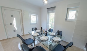 Classic Villa, Private Pool, River View | Dining room - Villa Clea (Mostar)