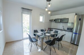 Classic Villa, Private Pool, River View | Dining room
