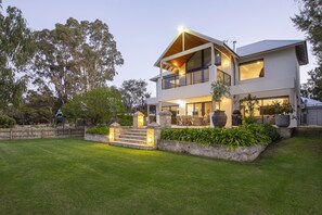 Exterior - LUXURIOUS & INVITING TWO STOREY HOME WITH COMFORTABLY CASUAL COASTAL VIBE (Marybrook)